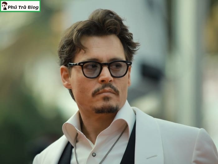 Johnny Depp sở hữu gương mặt kim cương và lựa chọn kiểu tóc Side Part rủ